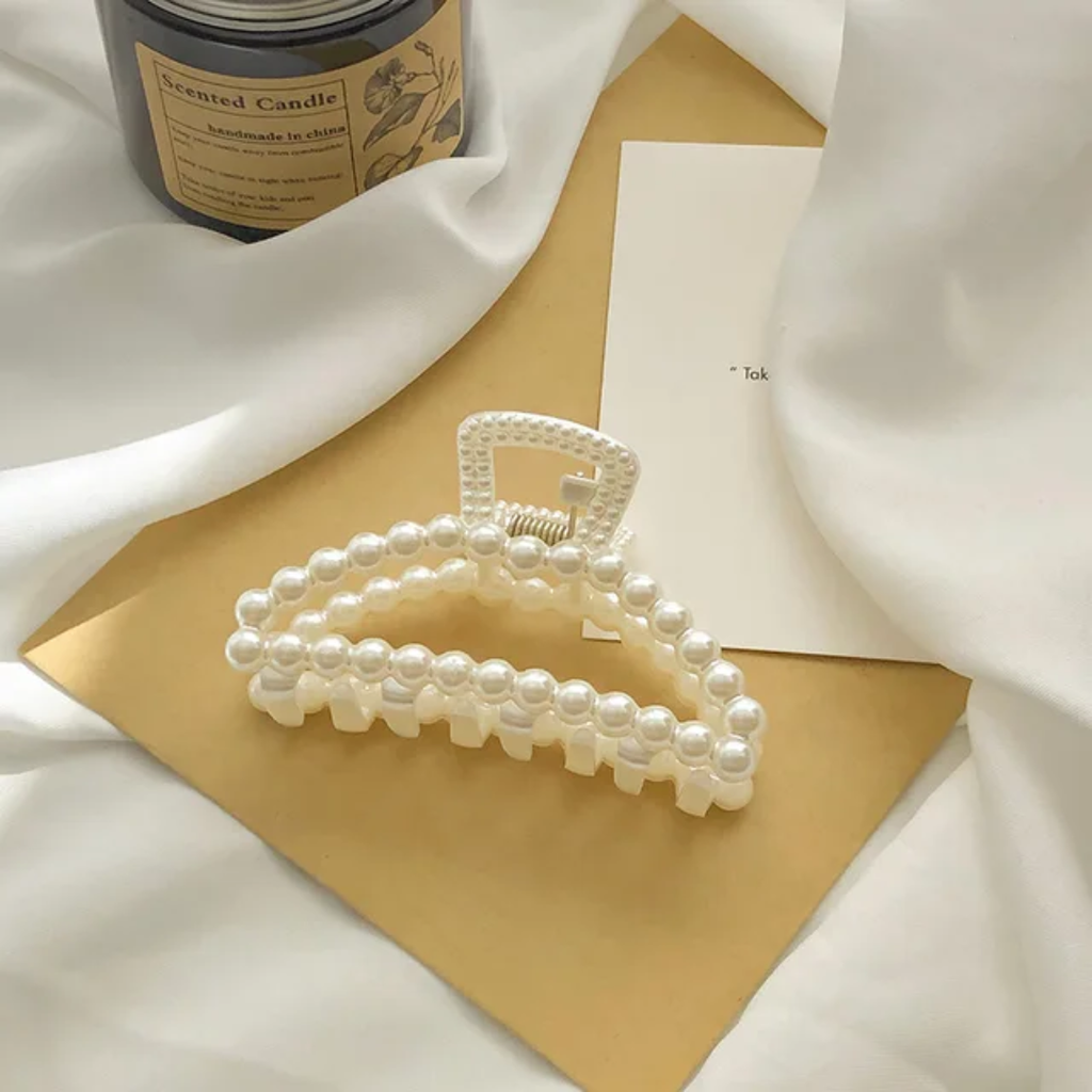 Elegant Pearl Claw Clip