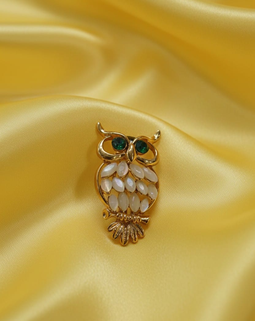 Elegant Owl Brooch - Vintage Style Gold Tone.